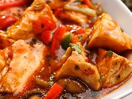 Рецепта Бързи и лесни пикантни пилешки гърди с доматен сос и зеленчуци